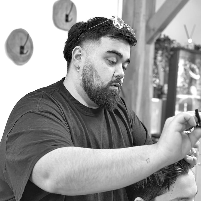 Diogo, barbier chez COP. Barber Studio, en pleine coupe