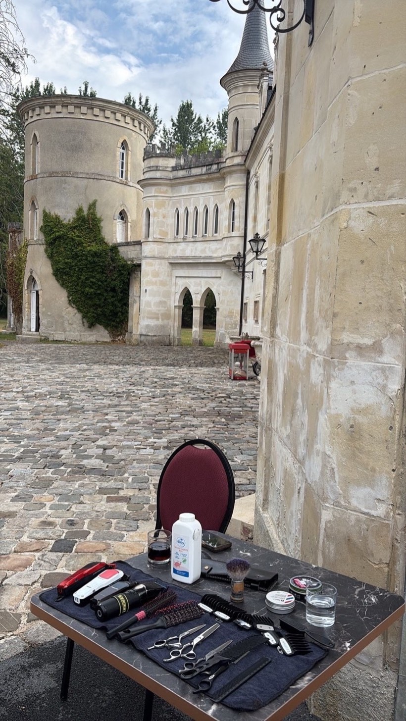 Matériel du barbier installé devant un château pour une prestation de mariage