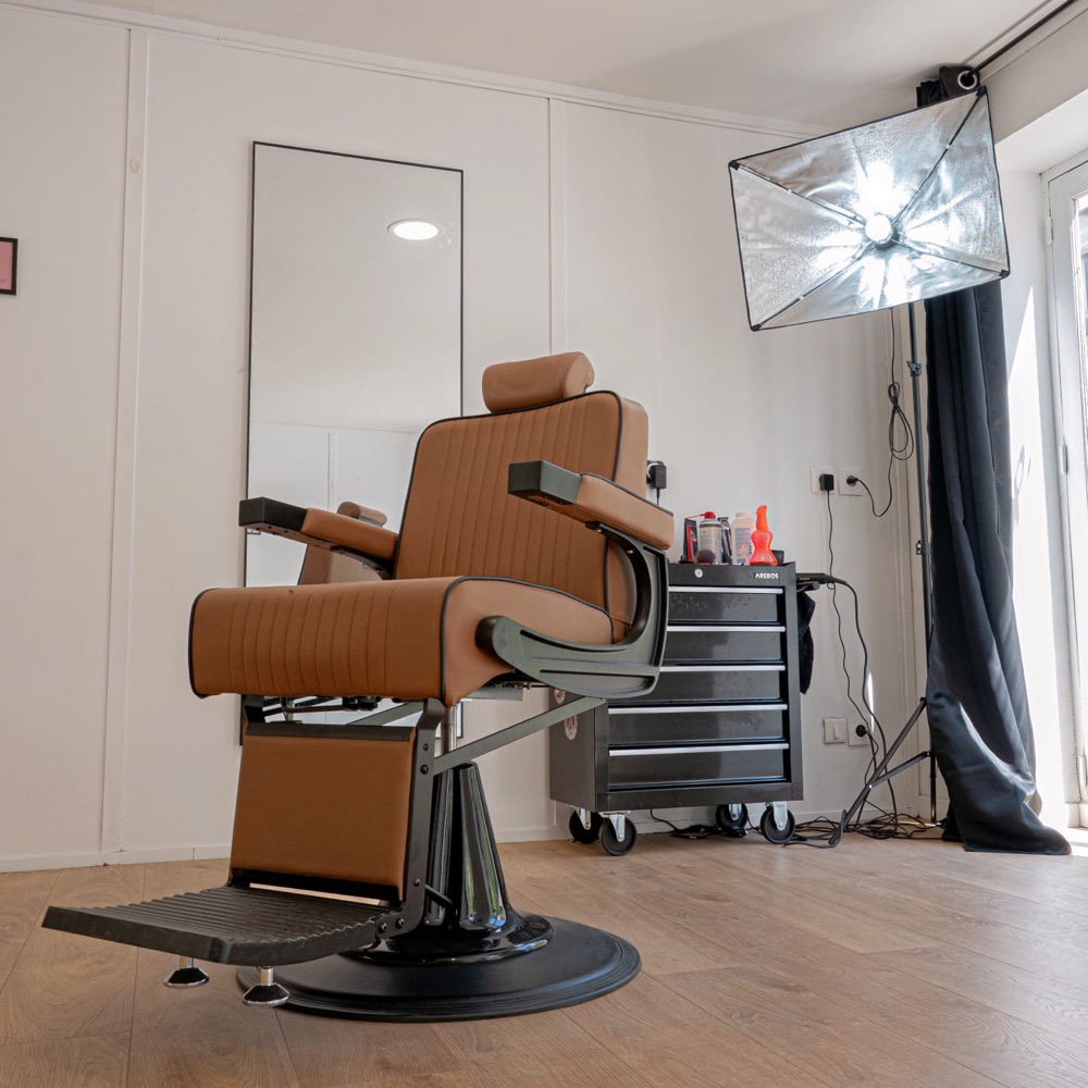 Fauteuil de barbier en cuir cognac du salon COP. Barber Studio