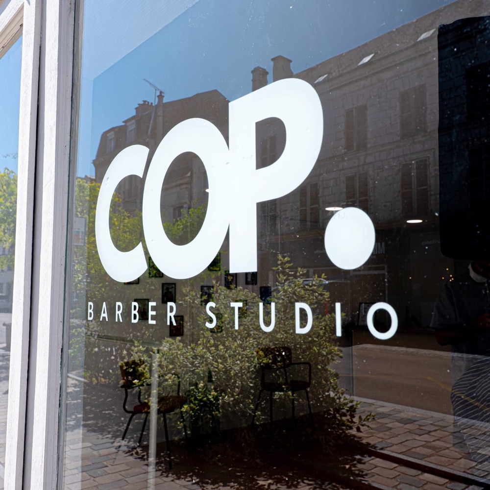 Vitrine du salon COP. Barber Studio, rue Saint-Christophe à Soissons